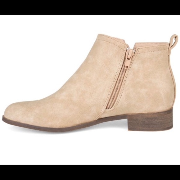 NWT/NEW IN BOX - Journee Collection Petra Bootie - Picture 2 of 2